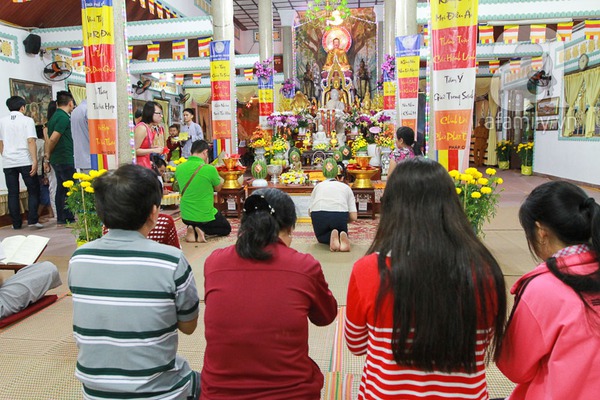 Người dân Hà Nội - Sài Gòn nô nức đi lễ chùa ngày đầu năm 13 Người dân Hà Nội - Sài Gòn nô nức đi lễ chùa ngày đầu năm 13